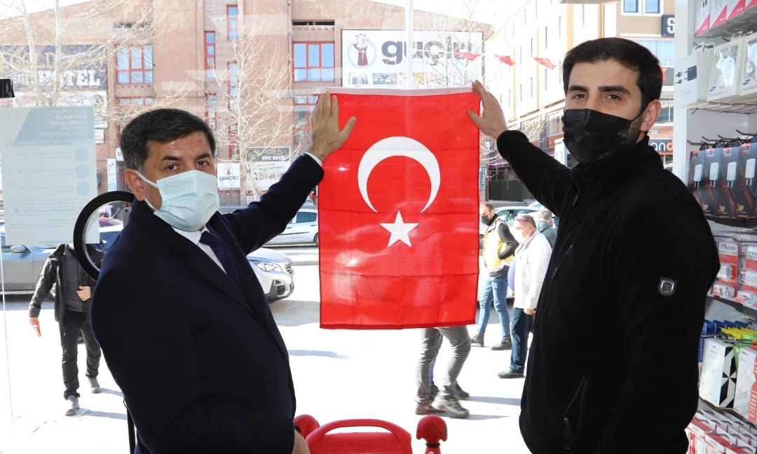 Her Yer Bayrakla Donaltılıyor