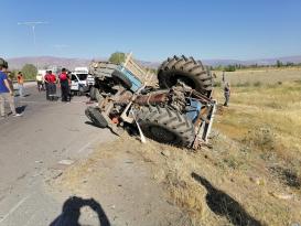 Tarım işçilerini taşıyan traktör kamyonla çarpıştı: 2 ölü, 6 yaralı