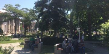 Sıcaktan bunalan parklara kaçıyor