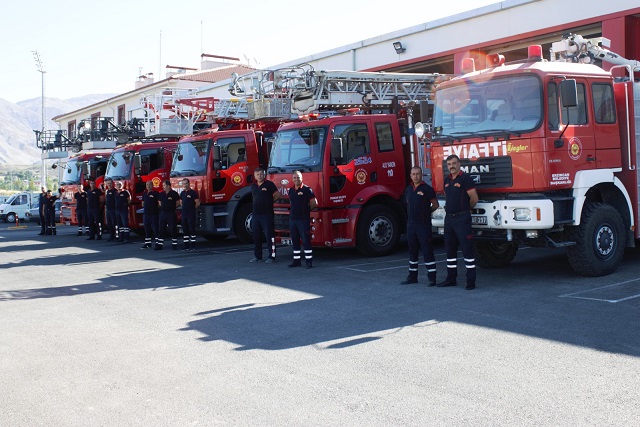 İtfaiye ekipleri dolu dizgin