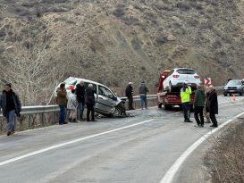 İki Araç kafa kafaya çarpıştı: 1 yaralı