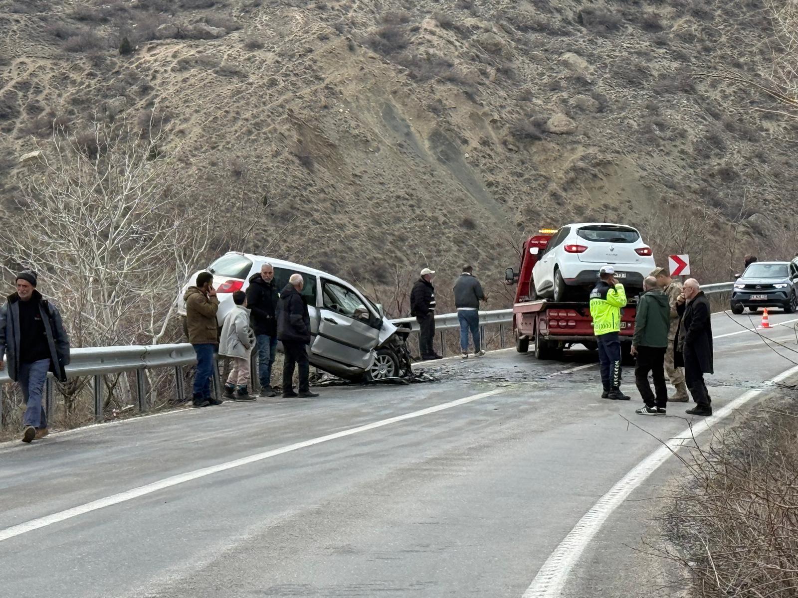 İki Araç kafa kafaya çarpıştı: 1 yaralı