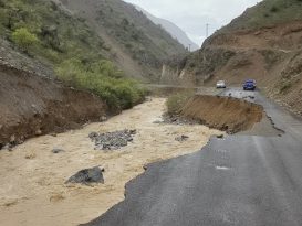 Kemaliye’de Sel Yolu Çökertti